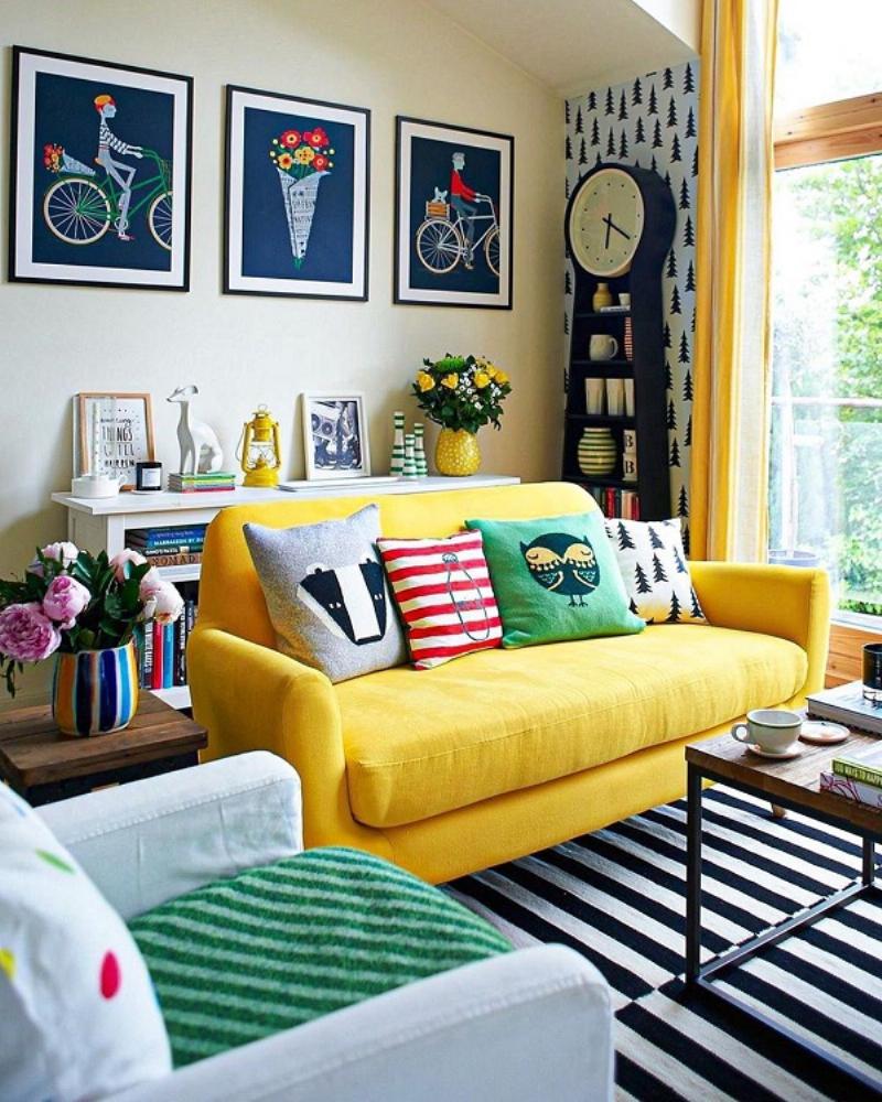 Phong khách hiện đại với tường sơn màu xám ghi, sofa bọc vải màu be và bàn trà gỗ tự nhiên.